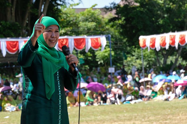 Ketua umum PP Muslimat NU Khofifah Indar Parawansa menyampaikan tausiah saat peringatan Harlah ke-77 Muslimat NU di Alun-alun Kota Temanggung, Jawa Tengah, Minggu (28/5/2023). Harlah yang dihadiri ribuan anggota Muslimat NU tersebut mengusung tema Menguatkan Peran Muslimat NU dalam Membangun Peradaban.