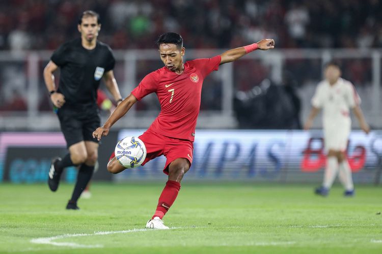 Pemain timnas Indonesia U-19, Beckham Putra Nugraha beraksi saat melawan timnas Korea Utara U-19 pada laga babak kualifikasi grup K Piala Asia U-19 2020 di Stadion Gelora Bung Karno, Senayan, Jakarta, Minggu (10/11/2019). Timnas U-19 Indonesia sukses mengunci satu tiket ke putaran final Piala Asia U-19 2020. Timnas Indonesia dan Korea Utara mengakhiri laga dengan skor 1-1.