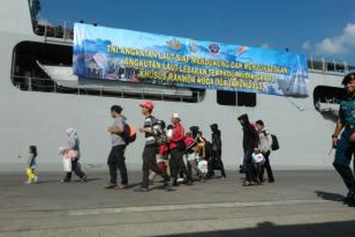 Para pemudik gratis menggunakan kapal TNI KRI Banda Aceh, bergegas menaiki kapal yang menempuh rute Jakarta-Semarang di dermag  penumpang Tanjung Priok, Jakarta Utara, Senin (13/7/2015).