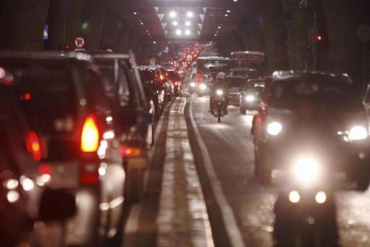 Kemacetan panjang di jalan Pangeran Antasari dari arah Blok M menuju Cipete, Jakarta Selatan, yang tengah dibangun jalan layang non tol, Jumat (4/1/2013