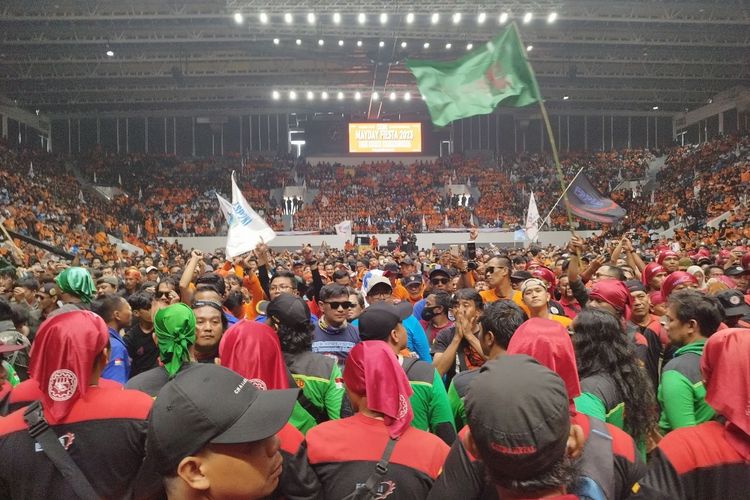 Ribuan buruh berkumpul merayakan Hari Buruh atau May Day di Istora Senayan, Tanah Abang, Jakarta Pusat, pada Senin (1/5/2023).  (KOMPAS.com/XENA OLIVIA)