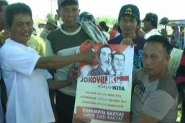 Komunitas petani sawit di Mamuju utara mendeklarasikan dukungan mereka kepada pasngan Jokowi-JK di kantor pengadilan negeri Mamuju utara. Sulawesi barat