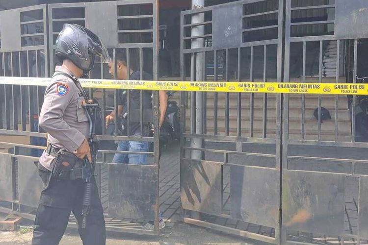 Polisi melakukan olah TKP di kantor JNE Mertoyudan, Kabupaten Magelang, Jawa Tengah, setelah ada ancaman pria tidak dikenal, Jumat (5/5/2023).