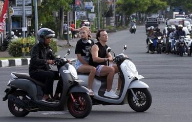 Sejumlah turis asing mengendarai sepeda motor tanpa mengenakan helm di Jalan Sunset Road, Kuta, Badung, Bali, Selasa (28/2/2023).