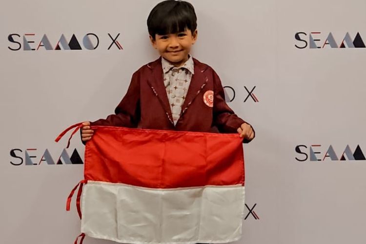 Ashton Alexander Fung (6 tahun) berhasil meraih medali emas di Olimpiade Matematika tingkat International di Singapura.