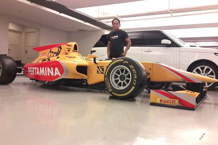 Agus bersama mobil Formula 2 Sean Gelael.