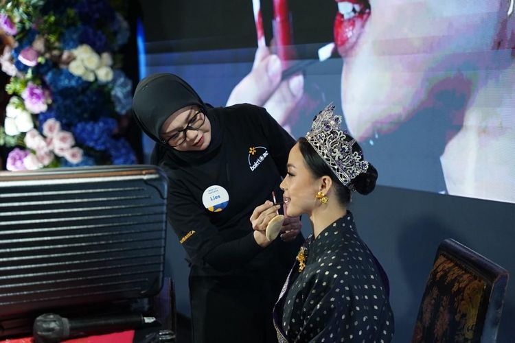 MUA Tuli Bakti BCA Lies Pandan Wangi (kiri) merias wajah Puteri Indonesia Kebudayaan 2025 Syafira Mardhiyah (kanan) dalam sesi Make Up Demo di Jakarta (3/12/2025).