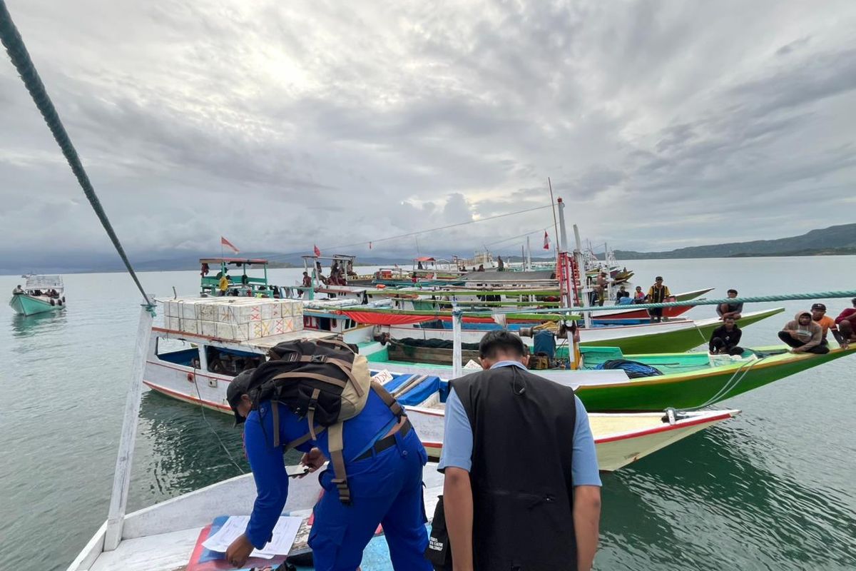 Polisi mengamankan puluhan unit kapal nelayan yang diduga melakukan penangkapan ikan tidak sesuai ketentuan di Labuan Bajo, Manggarai Barat, NTT, pada Selasa (21/1/2025) kemarin.