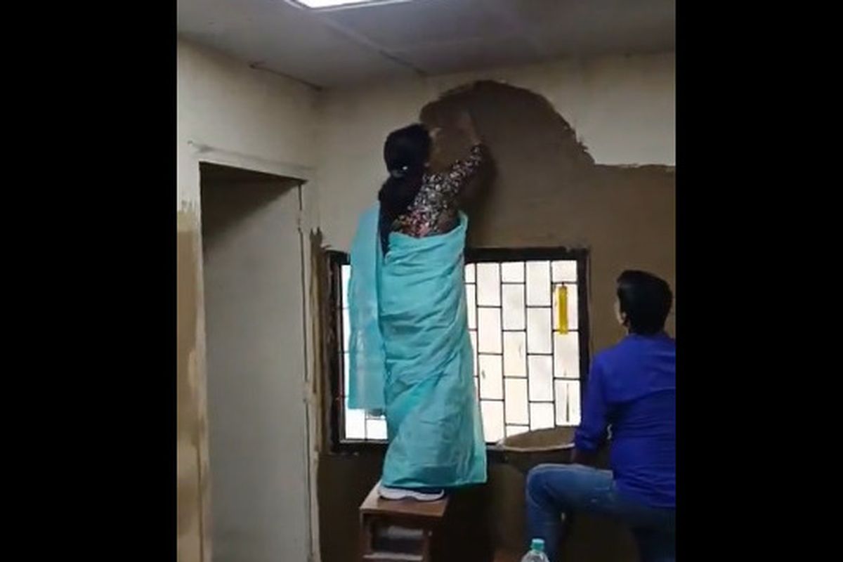 Tangkapan layar video Kepala Lakshmibai College Universitas Delhi, India melapisi dinding ruang perkuliahan dengan kotoran sapi.