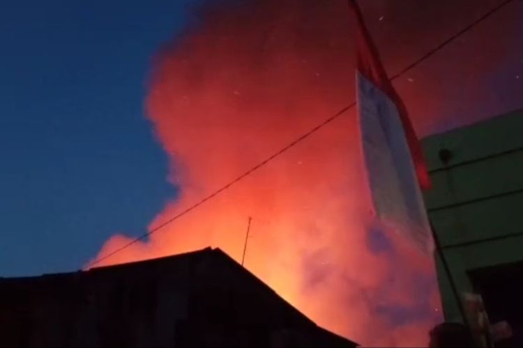 KEBAKARAN: Detik-detik kebakaran melanda kawasan padat penduduk di Jalan Galangan Kapal Iorong 3, Kelurahan Kaluku Bodoa, Kecamatan Tallo, Makassar, Kamis (22/8/2024)