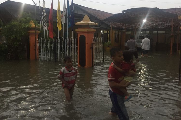 Kantor KPU Pamekasan saat dikepung banjir karena hujan selama empat jam lebih di Kabupaten Pamekasan.