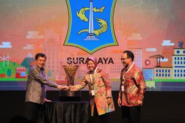 Wali Kota Surabaya, Tri Rismaharini menerima penghargaan Kota Cerdas Terbaik atau 