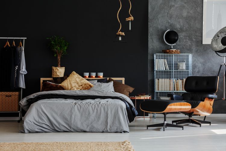 Ilustrasi kamar tidur dengan warna cat dinding hitam. 