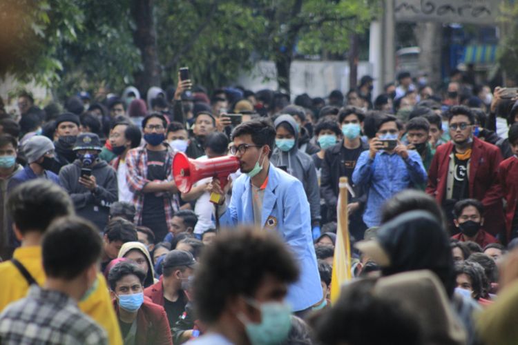 Salah seorang mahasiswa saat berorasi dalam aksi unjuk rasa penolakan UU Cipta Kerja di halaman Gedung DPRD Jabar, Jalan Diponegoro, Rabu (7/10/2020).