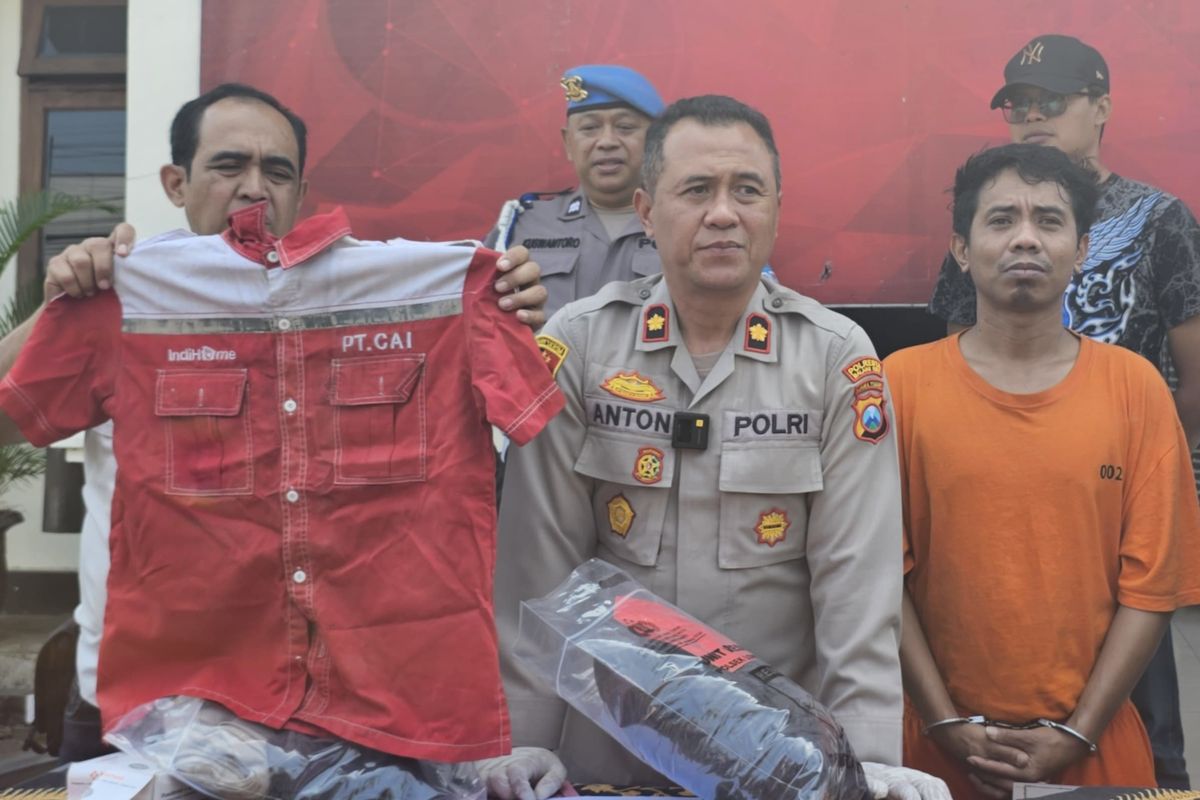 Tersangka Gustenvert (32) menggunakan pakaian tahanan oranye dalam kasus penipuan dan pencurian router WiFi terhadap beberapa pelanggan.