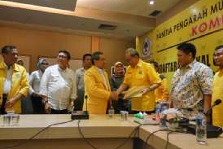 Bakal calon ketua umum Golkar, Indra Bambang Utoyo saat menyerahkan berkas ke Komite Pemilihan Munaslub Golkar, Rabu (4/5/2016).