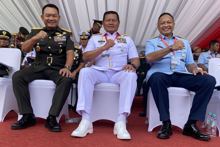 Kepala Staf Angkatan Darat (KSAD) Jenderal Dudung Abdurachman (kiri) Kepala Staf Angkatan Laut (KSAL) Laksamana Yudo Margono (tengah), dan Kepala Staf Angkatan Udara (KSAU) Marsekal Fadjar Prasetyo (kanan) saat menghadiri pembukaan pameran Indo Defence Expo dan Forum 2022 di Jakarta Internasional Expo, Jakarta, Rabu (2/10/2022).