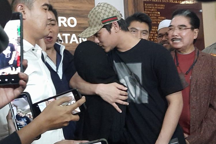 Sebagai lambang perdamaian, Rizky Billar memeluk dan mencium kening istrinya, Lesti Kejora, di Polres Metro Jakarta Selatan, Selasa (18/10/2022). Polisi menyatakan perkara kekerasan dalam rumah tangga (KDRT) antara Lesti dan Billar telah selesai dan berakhir damai.