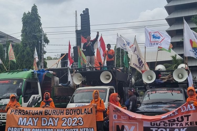 Ratusan buruh melakukan demonstrasi di depan kantor Gubernur Jateng Ganjar Pranowo, Senin (1/4/2023).