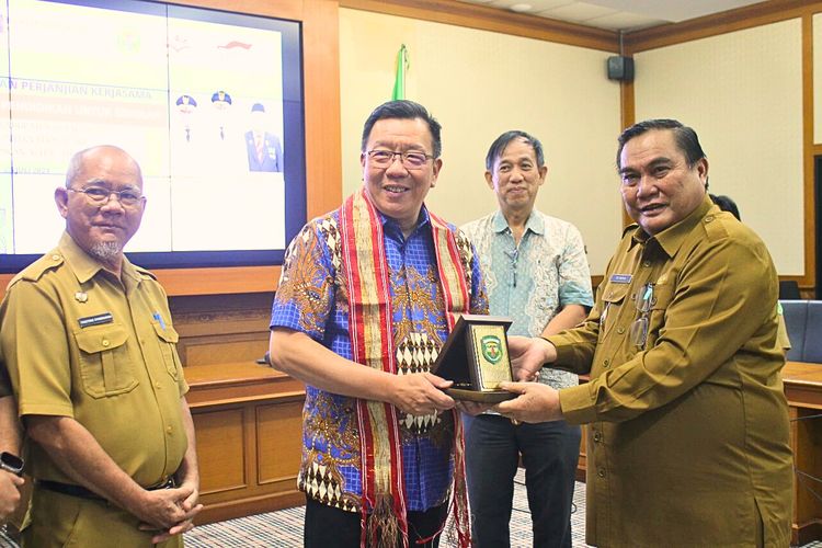 YPA-MDR meresmikan Perjanjian Kerja Sama dalam Program Bantuan Pendidikan Untuk Sekolah di
Kabupaten Kutai Barat, Kalimantan Timur.