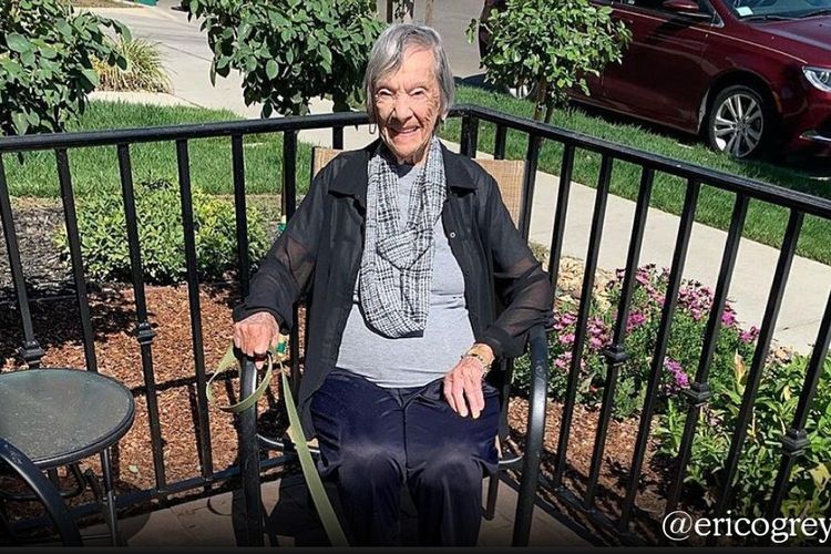 Josephine Spagnero (97) berhenti mengonsumsi obat-obatan dan bisa berjalan kembali setelah menerapkan diet plant-based.