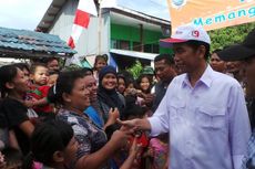 Kerja Bakti di Jati Pulo, Jokowi Dicium Nenek-Nenek