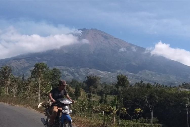 Asap mengepul akibat kebakaran hutan terlihat di puncak Gunung Sumbing, terpantau dari Kecamatan Kaliangktik, Kabupaten Magelang, Selasa (13/8/2019).