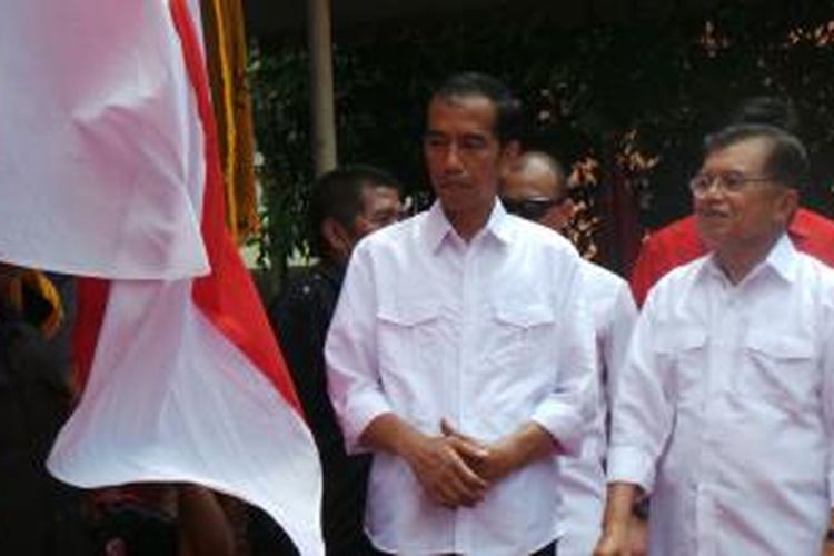 Calon presiden RI dari PDI Perjuangan, Joko Widodo (kiri) bersama Jusuf Kalla berdiri berdampingan dalam acara deklarasi calon presiden dan wakil presiden yang akan diusung pada Pemilu Presiden 2014 di Gedung Joang 45, Menteng, Jakarta Pusat, Senin (19/5/2014).