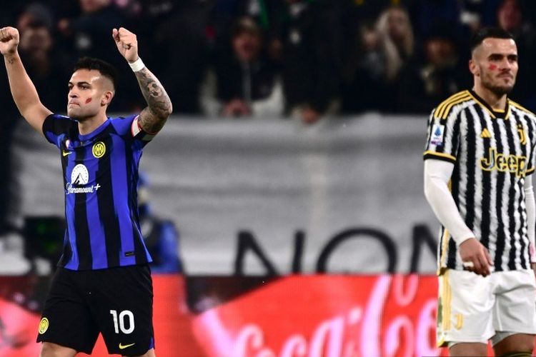 Penyerang Inter Milan Lautaro Martinez (kiri) melakukan selebrasi setelah mencetak gol pada pertandingan Serie A Liga Italia antara Juventus vs Inter Milan di Stadion Allianz di Turin pada 26 November 2023.