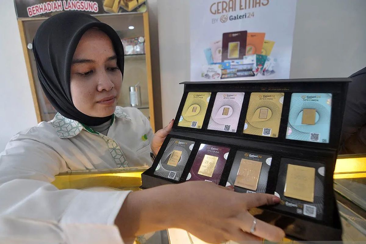 Pegawai menata kepingan emas yang dijual di Kantor Pegadaian. Simak rincian daftar harga emas di Pegadaian 12 Agustus 2025 untuk produk Antam, UBS dan Galeri24. 
