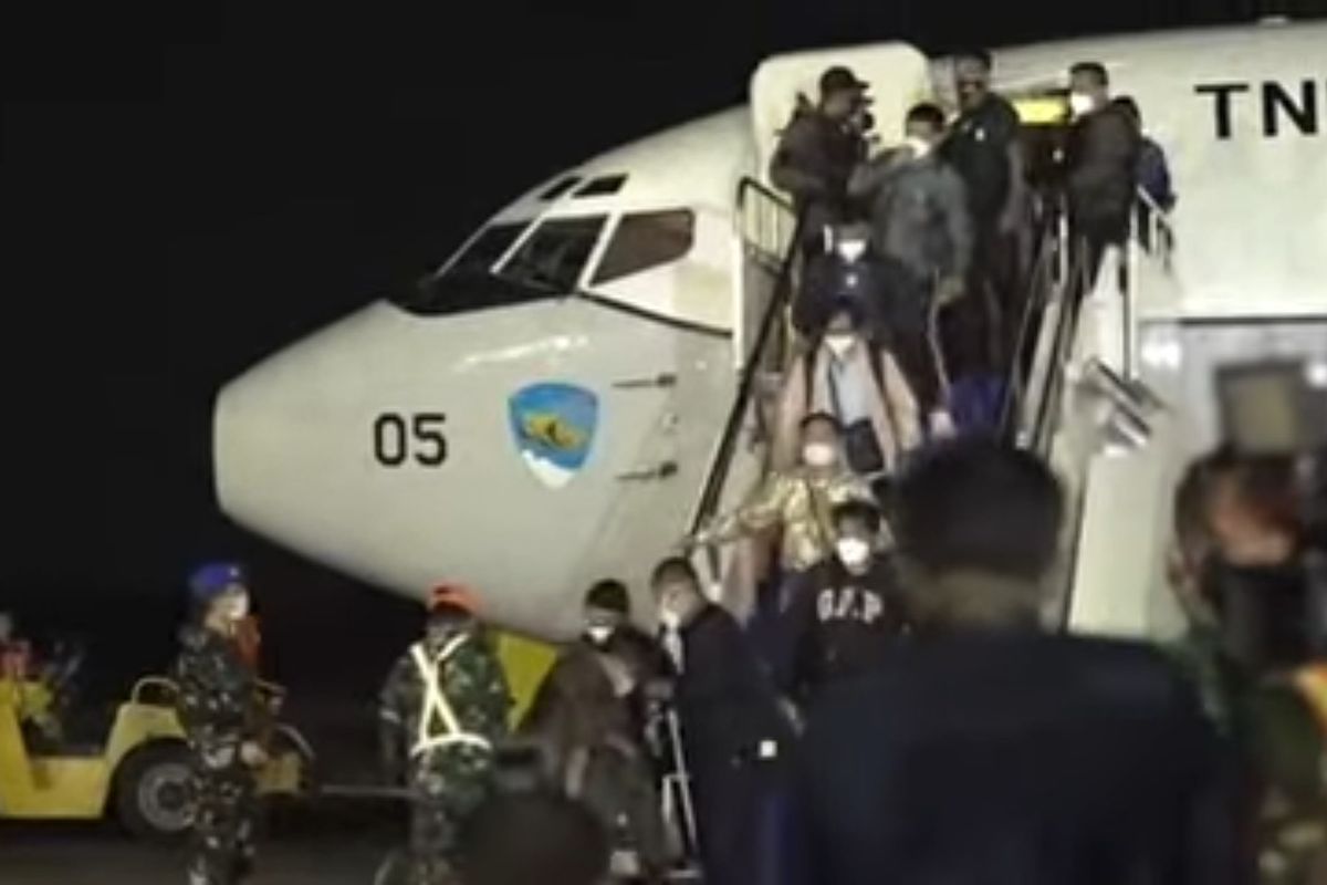 Warga negara Indonesia yang dievakuasi dari Afghanistan tiba di Bandara Halim Perdanakusuma, Sabtu (21/8/2021) dini hari.