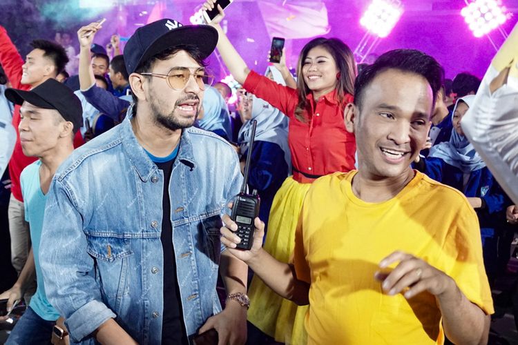Pembawa acara Raffi Ahmad bersama rekan seprofesinya, Ruben Onsu saat mengisi program Pesbukers di studio ANTV, Epicentrum, Jakarta Selatan, Senin (4/6/2018).