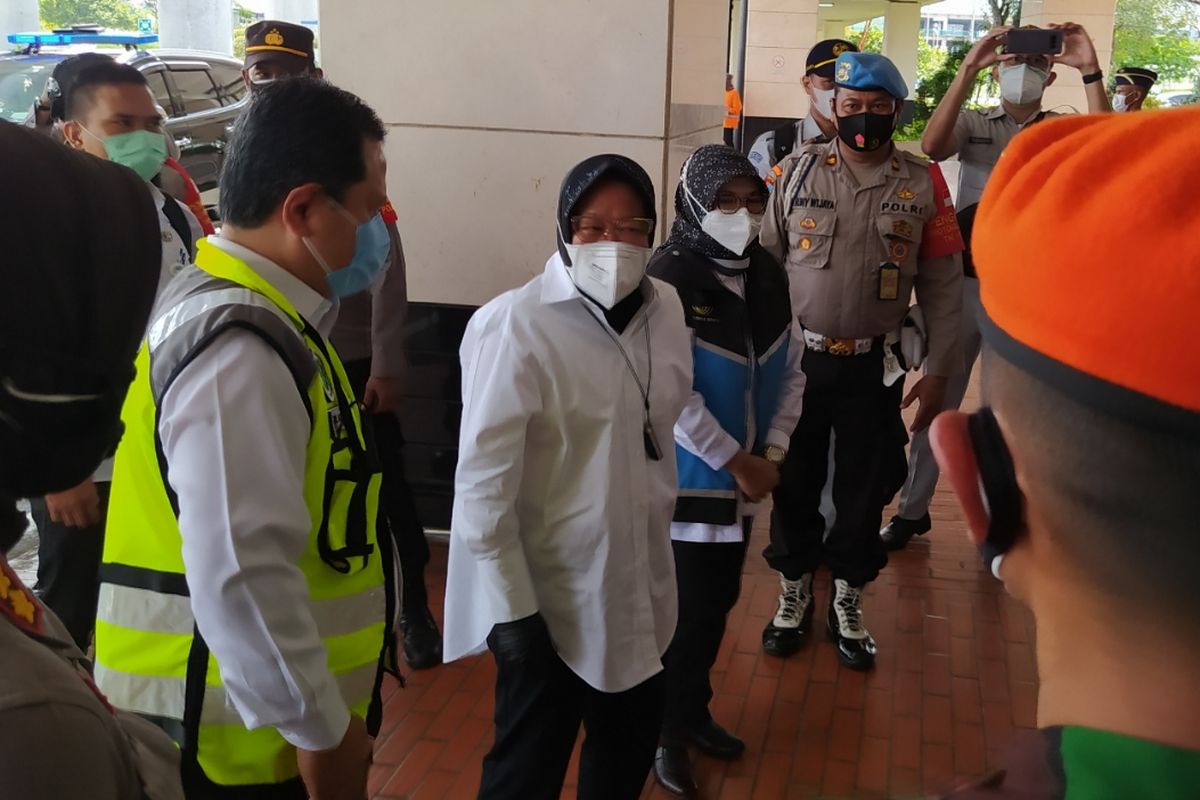 Menteri Sosial Tri Rismaharini ketika tiba di Terminal 2D Bandara Soekarno-Hatta, Senin (11/1/2021) siang.