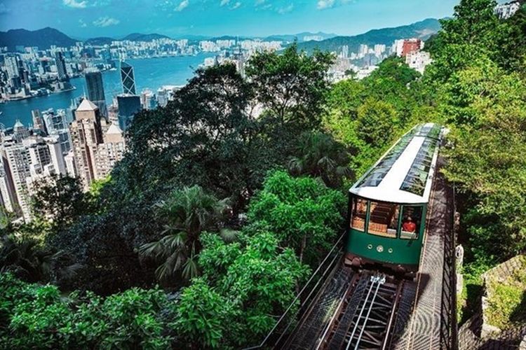 Ilustrasi peak tram di Hong Kong. 