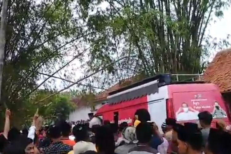 Mobil Sat Binmas Polres Pamekasan, Jawa Timur, diadang oleh ratusan warga di lokasi pondok pesantren Al Islah Desa Angsana, Kecamatan Palengaan yang diasuh Ali Salim pada Kamis (27/10/2022).