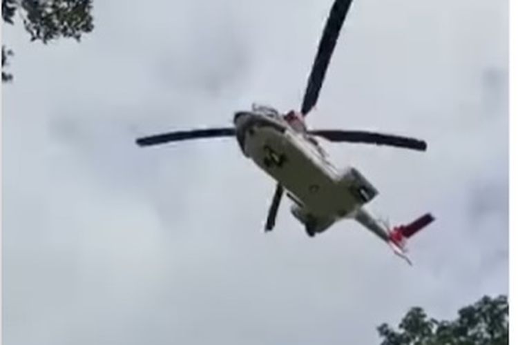 Viral di media sosial sebuah video yang memperlihatkan sejumlah warga di Rangkasbitung, Banten tertimpa dahan pohon akibat angin dari baling-baling helikopter rombongan Presiden Jokowi, Selasa (16/11/2021).