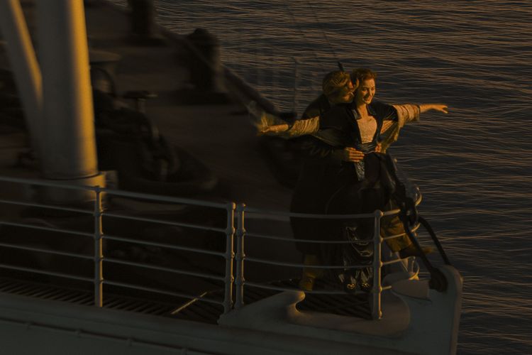 Artis peran Kate Winslet (kiri) berperan sebagai Rose dan Leonardo DiCaprio sebagai Jack di film Titanic karya sutradara James Cameron.