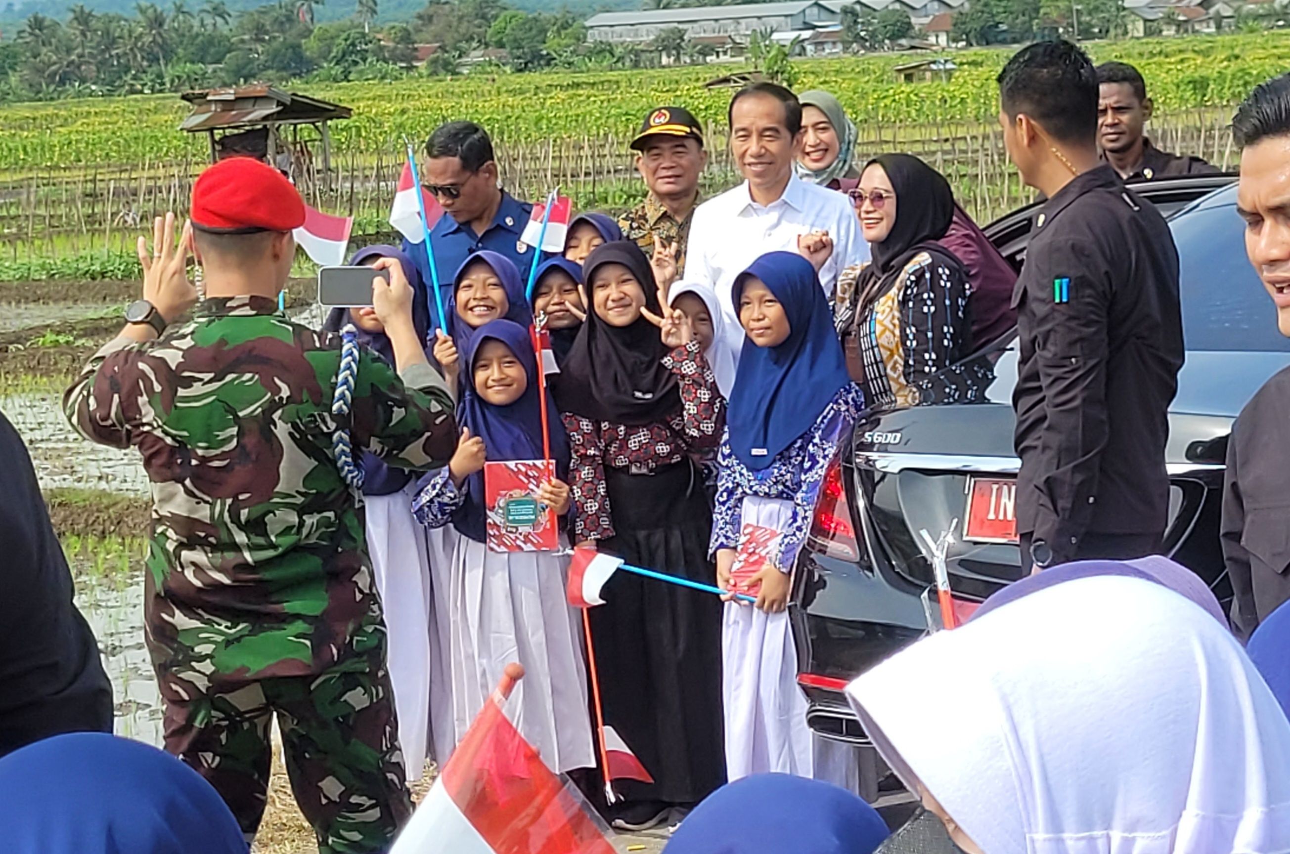 Saking Senangnya Bisa Foto dengan Jokowi, Siswa SD di Banyumas sampai Menangis