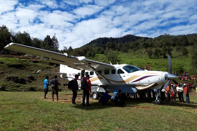 Pesawat Alfa Air PK-ASA yang lepas penyangga ban, Senin (13/8/2018)