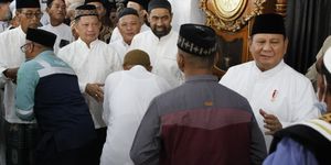 Mendagri dan Ketua Satgas PRR Pascabencana Sumetera Tito Karnavian mendampingi Presiden Prabowo Subianto melaksanakan salat Idulfitri 1447 H/2026 di Masjid Darussalam di komplek hunian sementara (huntara), Karang Baru, Aceh Tamiang, Aceh, (21/3/2026). 
