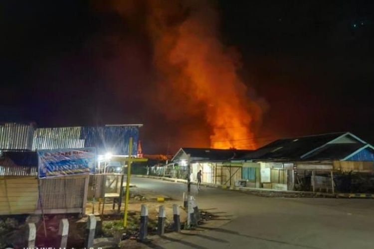 Sekelompok orang membakar rumah dan warung atau kios milik warga di Dogiyai, Kamis (15/7/2021).
