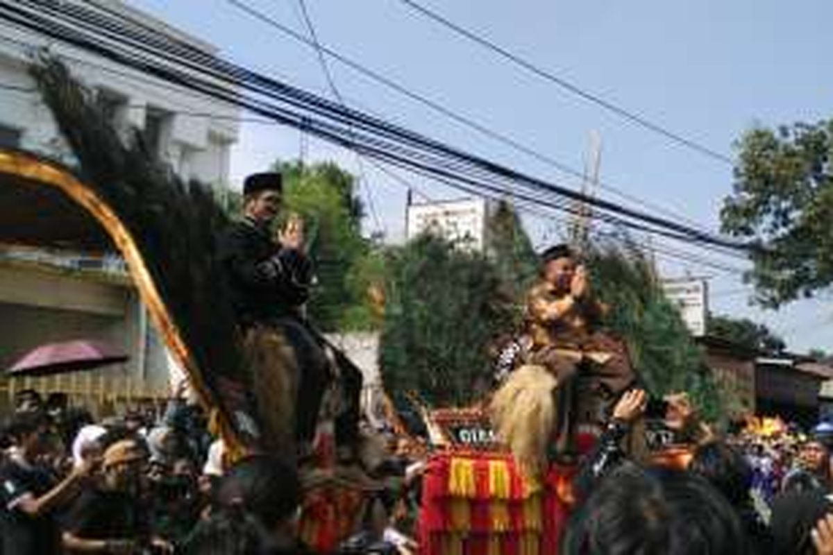 Walikota Jakarta Timur Bambang Musyawardhana (kanan) naik ke atas barongan reog ponorogo dalam pembukaan Festival Condet di wilayah Kelurahan Balekambang, Kecamatan Kramatjati, Jakarta Timur, Sabtu (30/7/2016).