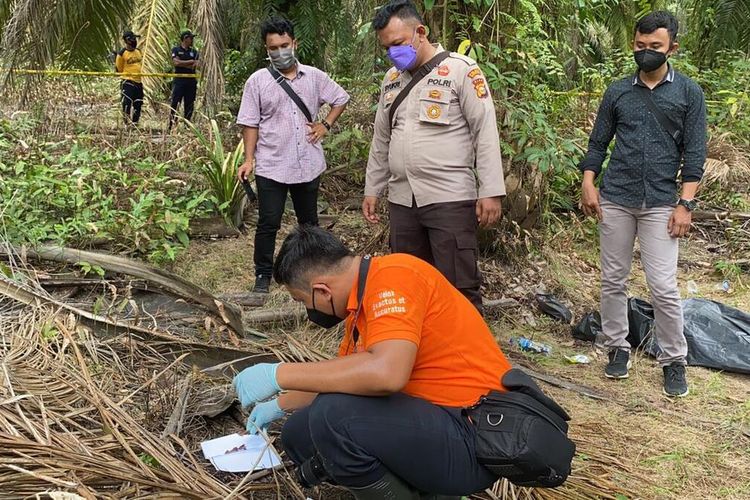 Petugas kepolisian melakukan olah TKP pada kasus remaja yang diduga tewas dibunuh di Desa Penyaguan, Kecamatan Batang Gangsal, Kabupaten Inhu, Riau, Rabu (1/9/2021).