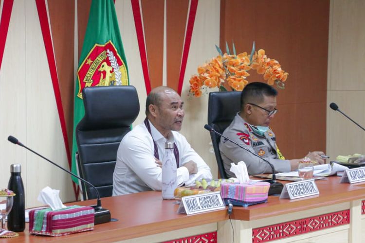 Gubernur Nusa Tenggara Timur (NTT) Viktor Bungtilu Laiskodat, saat memimpin rapat virtual dengan para Bupati dan Wali Kota di ruang rapat Gubernur, Selasa (26/5/2020)