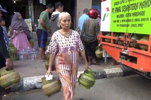 Gas 3 Kg Langka dan Mahal, Warga Berebut Tunggu Truk Distributor