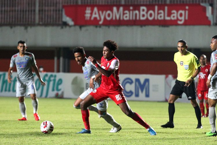 Pemain muda Persija Jakarta Braif Fatari dijaga ketat pemain asing Persib Bandung Wonder Luis saat final Piala Menpora 2021 leg pertama yang berakhir dengan skor 2-0 di Stadion Maguwoharjo Sleman, Kamis (22/04/2021) malam. 