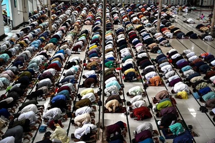Umat Muslim melakukan salat Subuh untuk mengawali hari raya Idul Fitri, yang menandai berakhirnya bulan suci Ramadhan, di masjid Baitul Muquram di Dhaka, Bangladesh pada 3 Mei 2022. Masjid di Bangladesh diminta mematikan AC di tengah situasi Bangladesh terancam krisis.