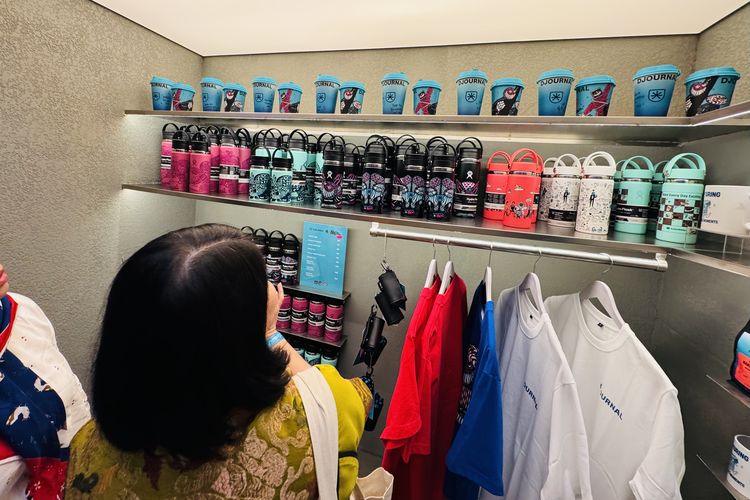 Secangkir Kopi, Meja Daur Ulang, dan Gaya Hidup yang Kian Berkelanjutan