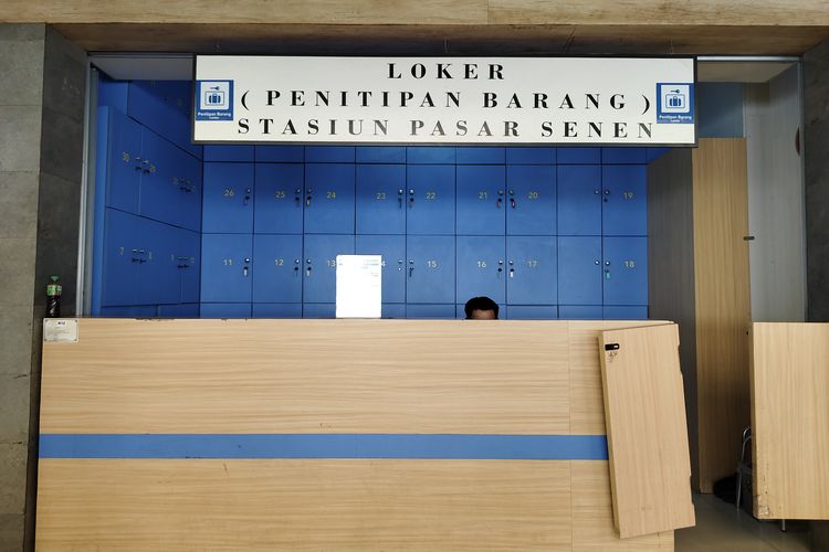 Loket penitipan barang di Stasiun Pasar Senen, Senin (1/12/2025). 