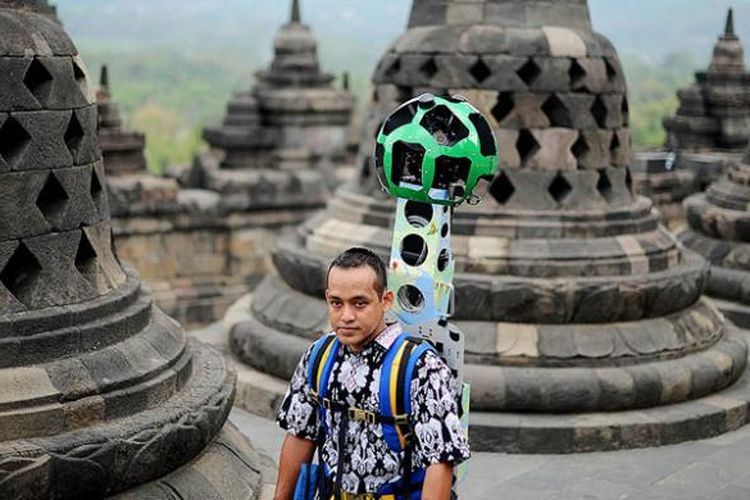 Eko Pramono, karyawan Google Street View, menggendong alat Street View Trekker yang digunakan untuk mengambil imaji panorama dengan sudut 360 derajat di Candi Borobudur, Magelang, Jawa Tengah, Sabtu (26/9/2015). Alat berupa kamera dengan 15 lensa yang memiliki berat sekitar 20 kilogram tersebut memungkinkan pengambilan gambar 360 derajat di sekitar jalur yang dilewati pengguna alat itu.